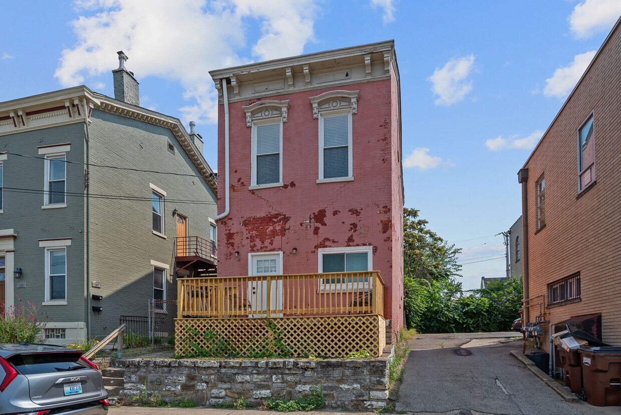 Primary Photo - 105 E 8th St
