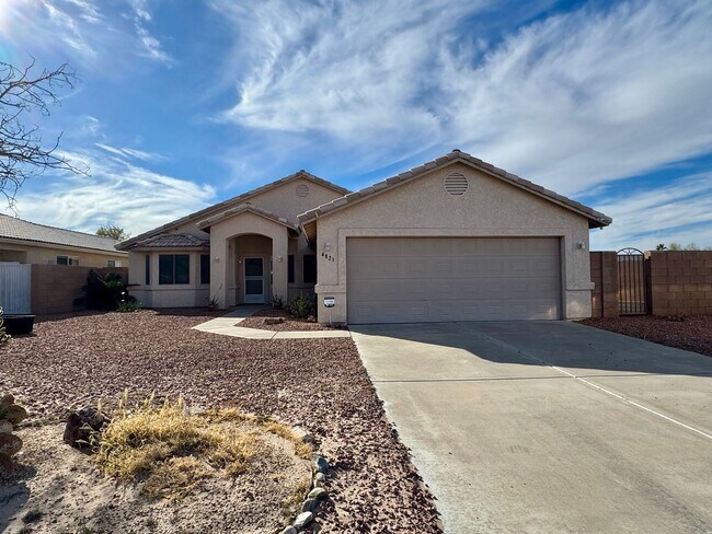 Foto del edificio - Don't miss this beutiful home with a  pool and mountain views