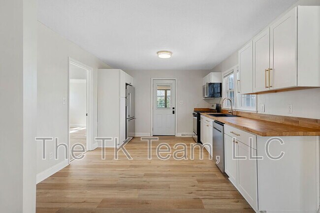 Building Photo - 1337 N Rhyne St