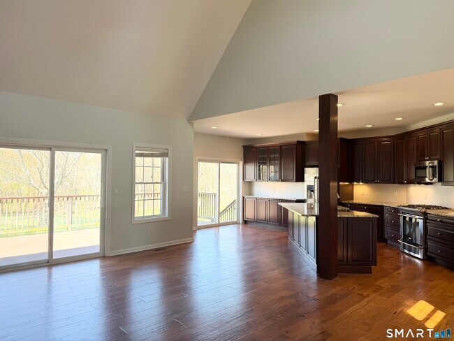 Foto del edificio - 103 Pond Hill Rd