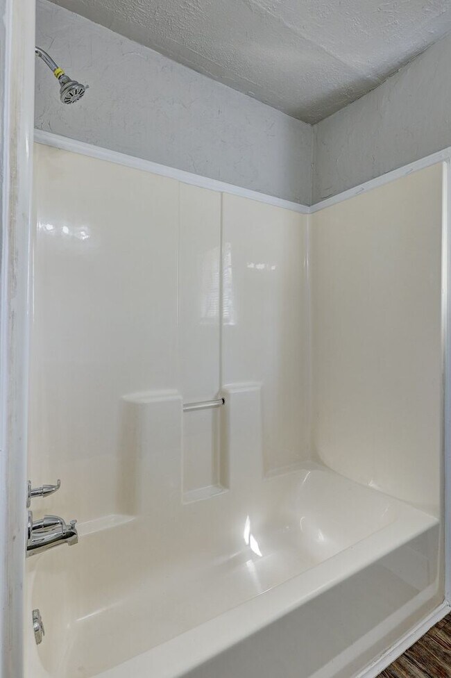 Building Photo - 2 Beds 1 Bath!