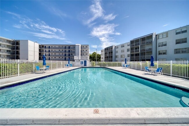 Foto del edificio - 14150 SW 84th St