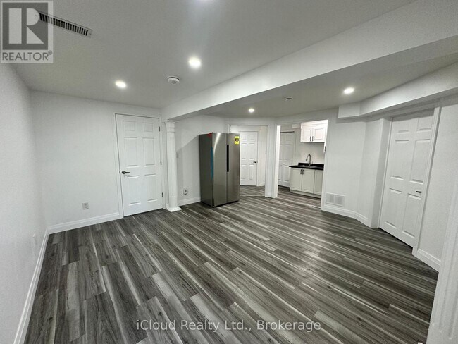 Building Photo - 65 Periwinkle Way