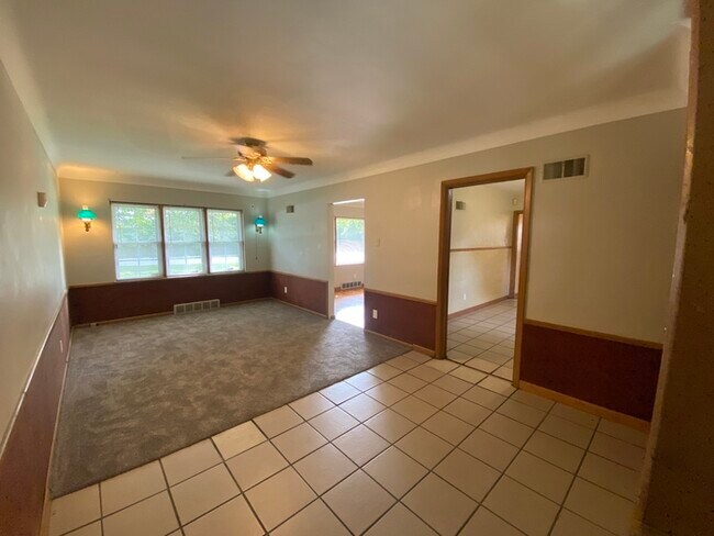 Building Photo - large Home 3 bed 1.5 bath