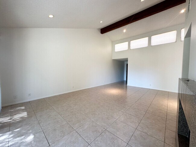 Building Photo - AVAILABLE NOW! 2 Bedroom 2 Bathroom plus D...