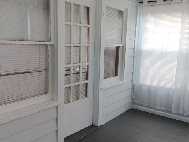 Building Photo - So darn cute - large studio close to downtown St Pete