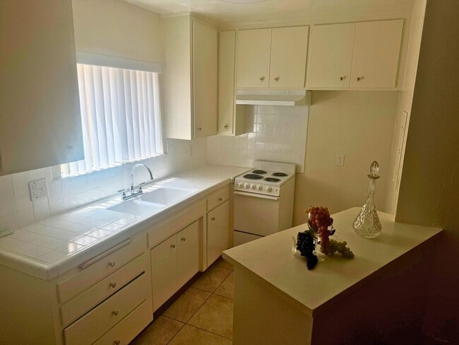 Building Photo - Cute Move-In Ready Studio Apartment