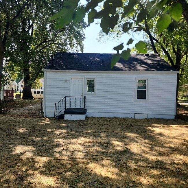 Building Photo - 1641 Longfield Ave