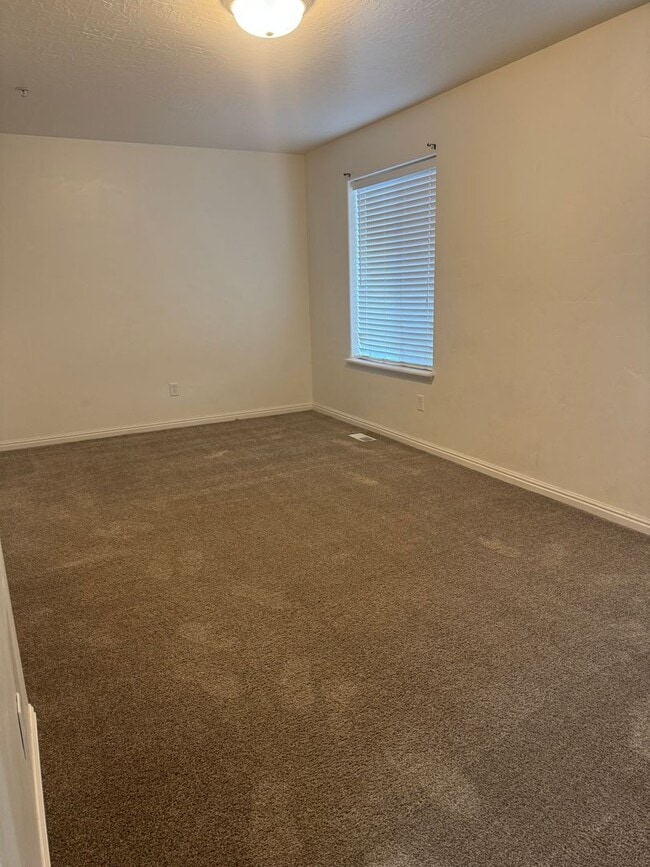 Building Photo - 727 E 1500 S