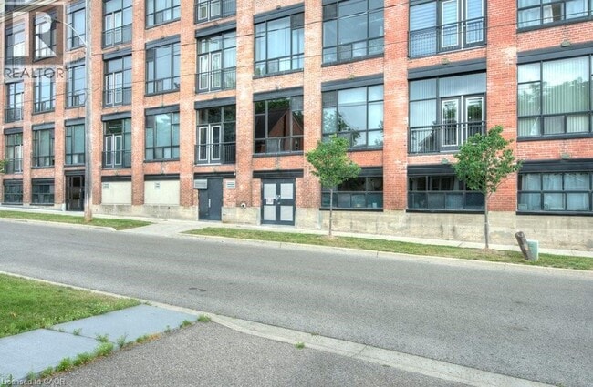 Building Photo - 120 Mansion St