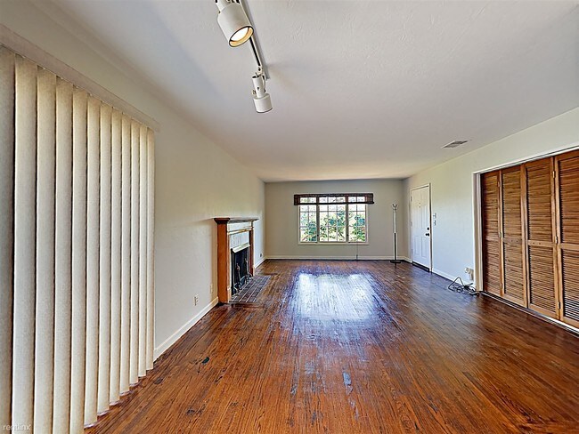 Building Photo - 3 br, 1 bath House - 1034 Middlefield Rd