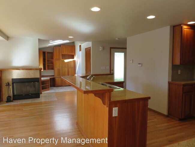 Building Photo - 2 br, 2.5 bath House - 400 7th Ave