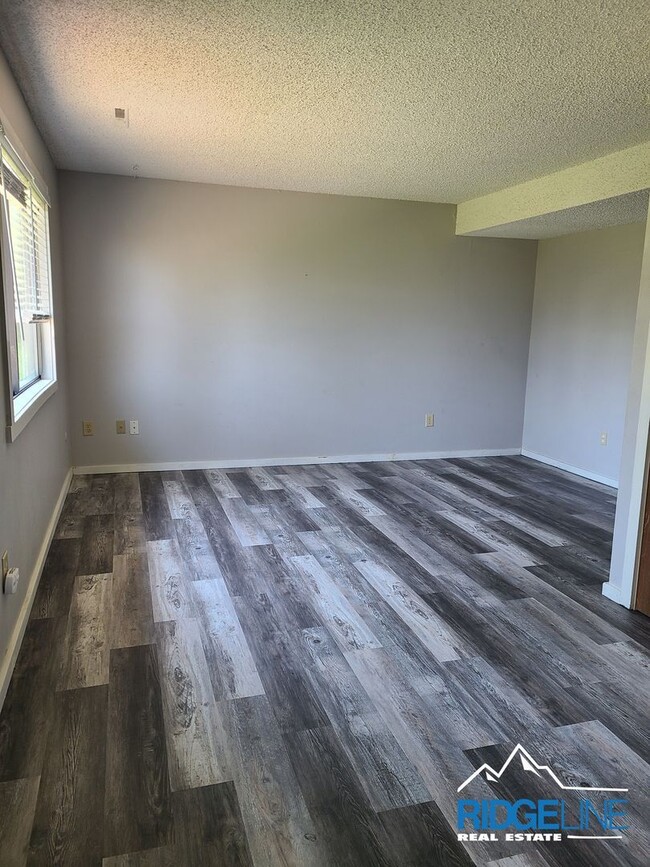Building Photo - 623 Willow Creek Ct