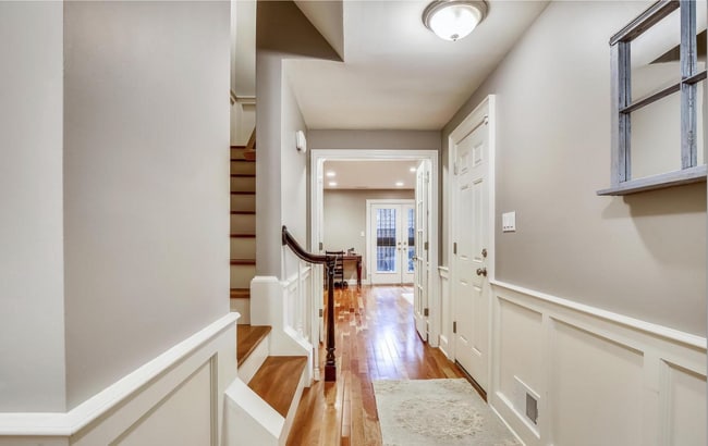 Foyer - 1176 N Utah St