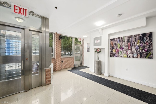 Building Photo - 3 br, 2 bath Apartment - 7149 160th St 3A
