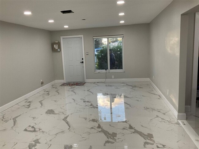 Building Photo - 642 NW 14th Way