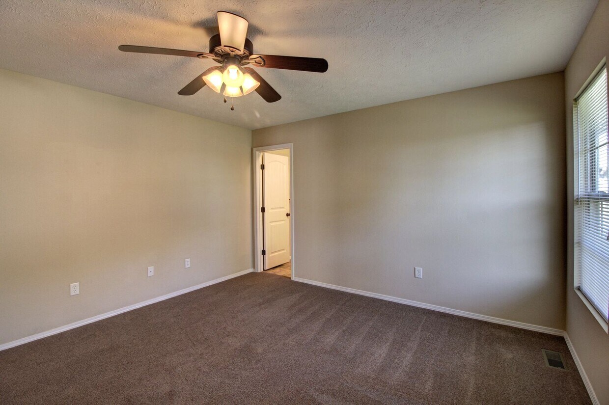 Foto principal - 3 Bedroom in Ozark!