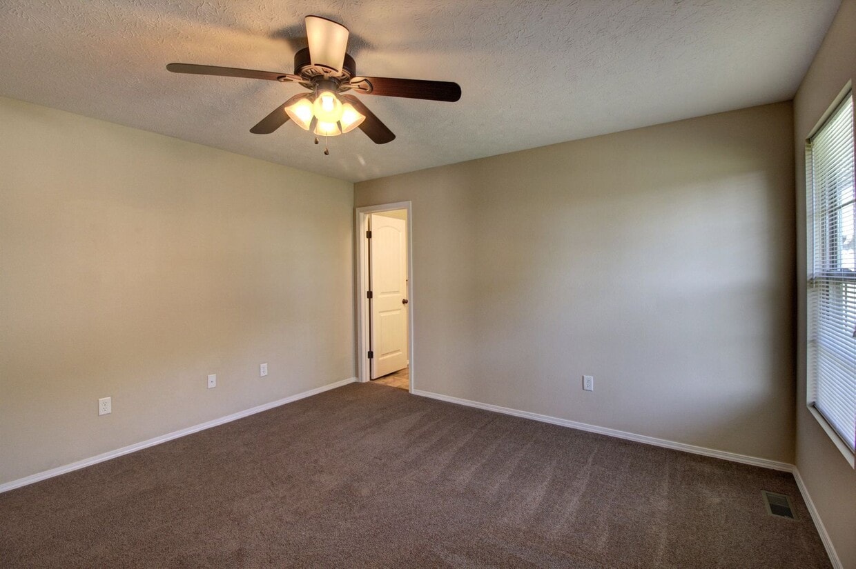 Primary Photo - 3 Bedroom in Ozark!