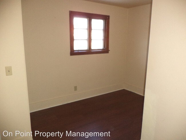 Building Photo - 4 br, 1 bath Apartment - 213 E. Oak St.