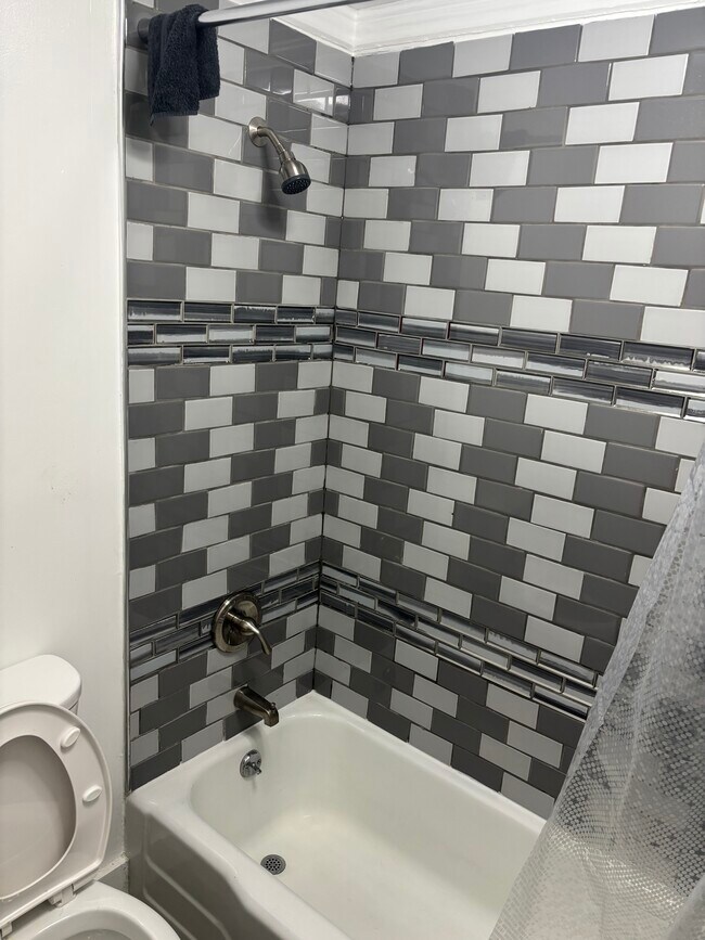 Full bathroom - 84 Western Ave