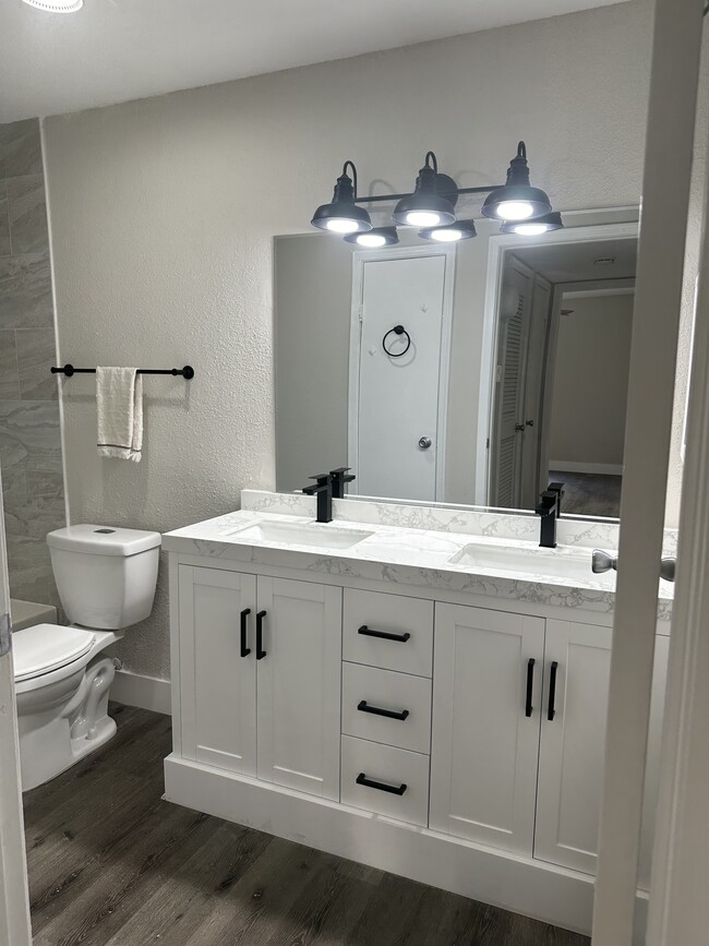 Double vanity sink - 949 Riverside Dr