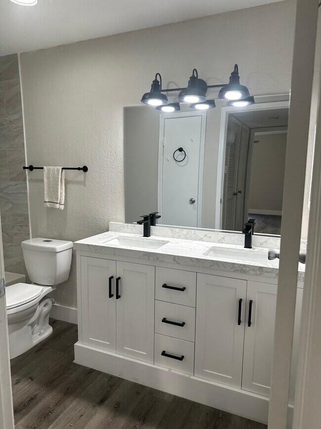 Double vanity sink - 949 Riverside Dr