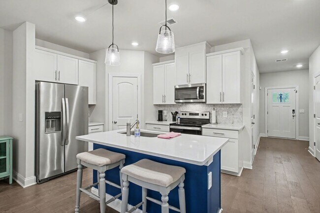 Foto del edificio - FOR LEASE- 3 BED 2.5 BATH TOWNHOME IN LEBANON TN!