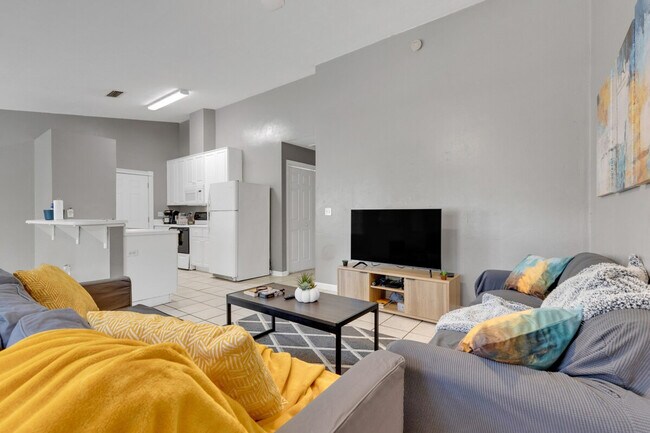 Building Photo - 221 Cactus St