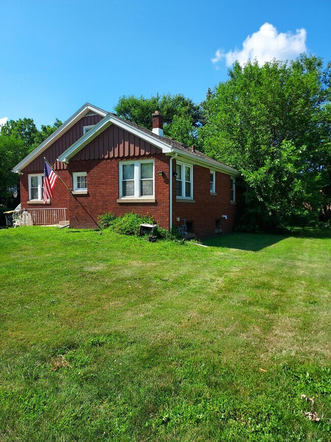 Building Photo - 3320 S Schultz Dr