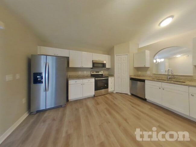 Building Photo - 822 Brenton Leaf Dr