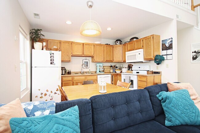 Foto del edificio - Pet-Friendly End-Unit Ridgecrest Townhome
