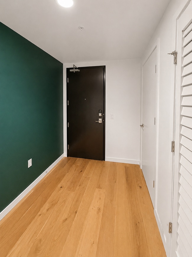 Building Photo - 2Bd/1.75Ba Seattle Condo
