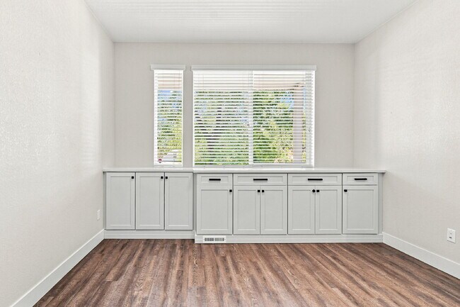 Building Photo - $3,840.95 - 4 bed, 3.5 bath Updated Townhome in Englewood!