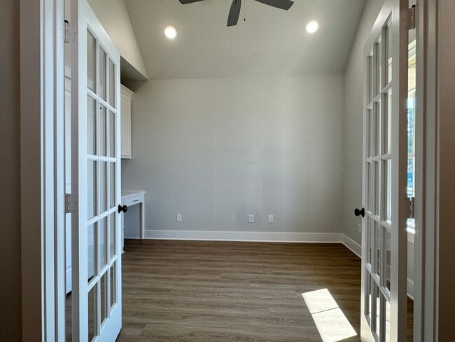 Building Photo - 9256 Villas Ct