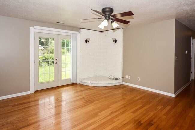 Foto del edificio - Brick Ranch and Fenced Yard in Decatur Twp!