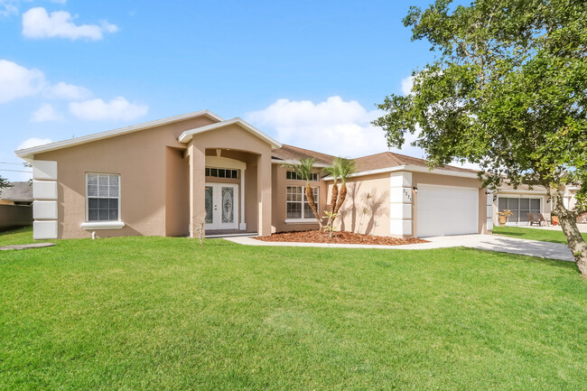 Building Photo - 2273 SW Crocus Ln