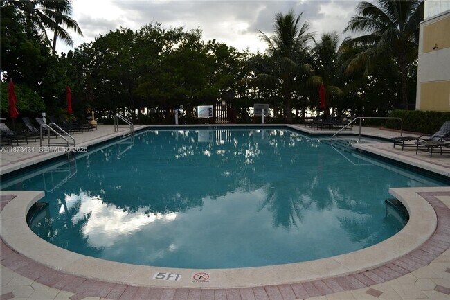 Foto del edificio - 17050 N Bay Rd