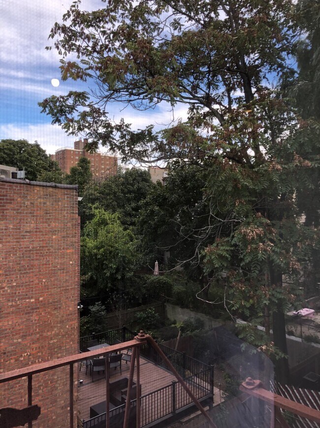 Foto del edificio - 47A Rockaway Ave
