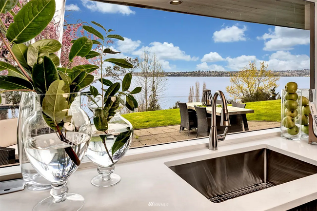 Foto del edificio - 3217 Evergreen Point Rd