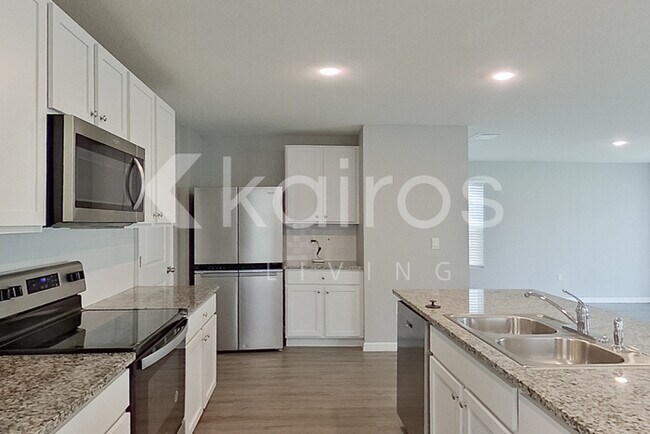 Building Photo - 8716 SW 44th Ct