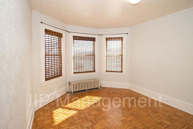 Building Photo - Gorgeous 3BR 1BA Up Unit in Lakewood!