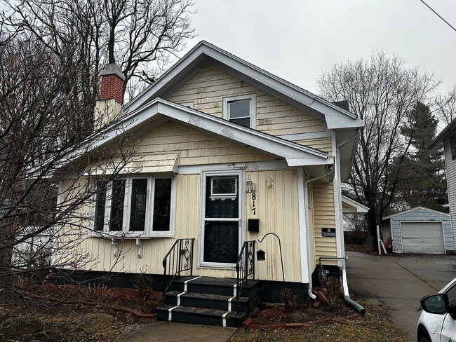 Building Photo - FREE JANUARY RENT!!! Charming 3-bedroom, 1...