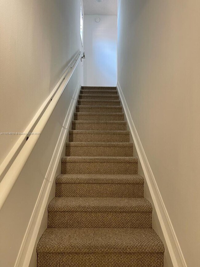 Foto del edificio - 2412 Centergate Dr