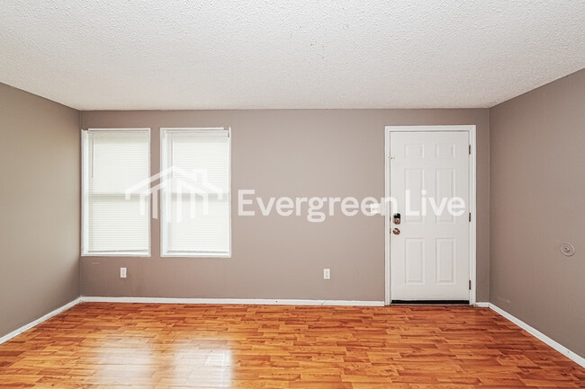 Foto del edificio - 121 Winchester Dr