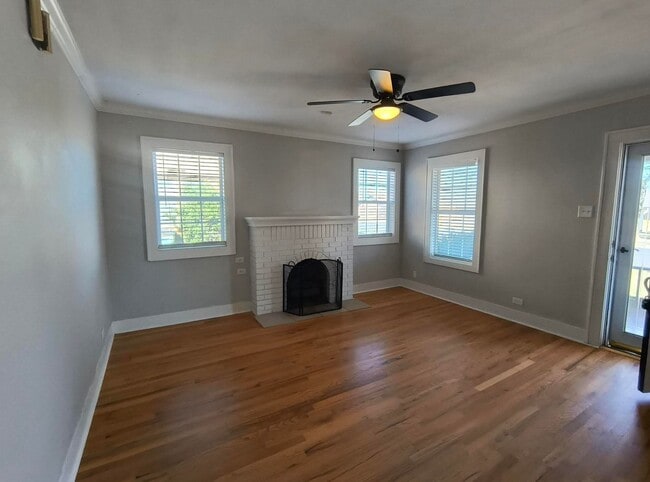 Building Photo - Come check out this 2 bedroom, 2 bath Sant...