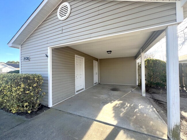 Building Photo - 3 BR/2bath/Carport/Fenced Yard/ No carpet ...