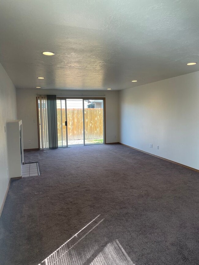 Building Photo - 3 bed home In South Salem