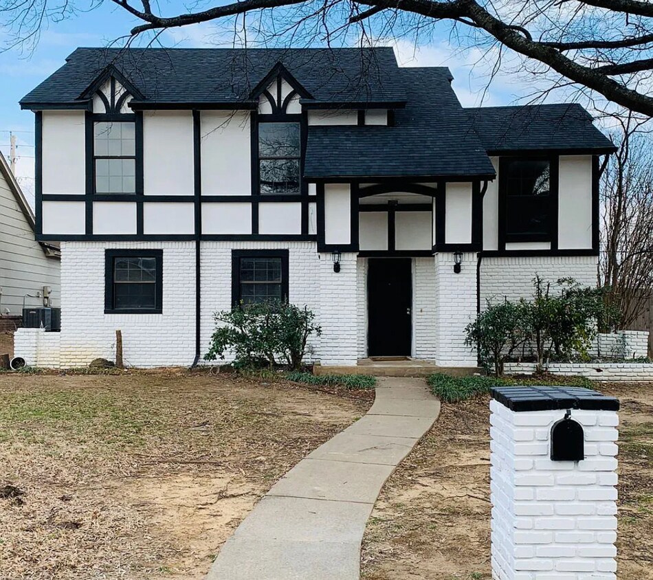 Primary Photo - Large 3 Bedroom 2 Bathroom Home