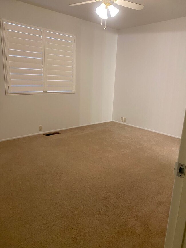 Building Photo - 1480 W University Heights Dr N