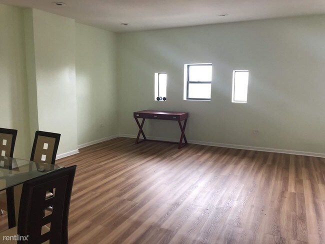 Foto del edificio - 3142 W Cermak Rd
